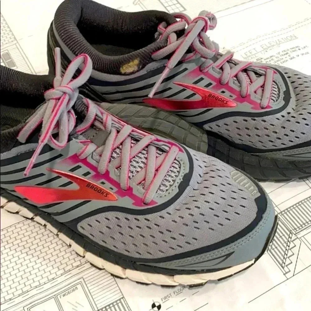 Brooks Sneakers